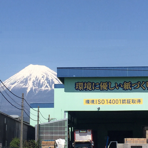 バンビックス本社工場と富士山